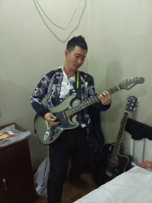 小吉他的第一张照片--荆州相亲服务中心