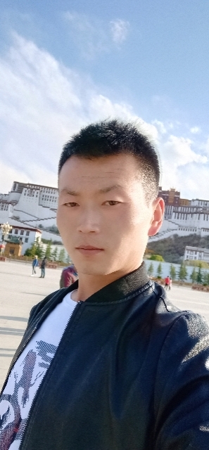 阳光下的小草的第一张照片--荆州相亲服务中心