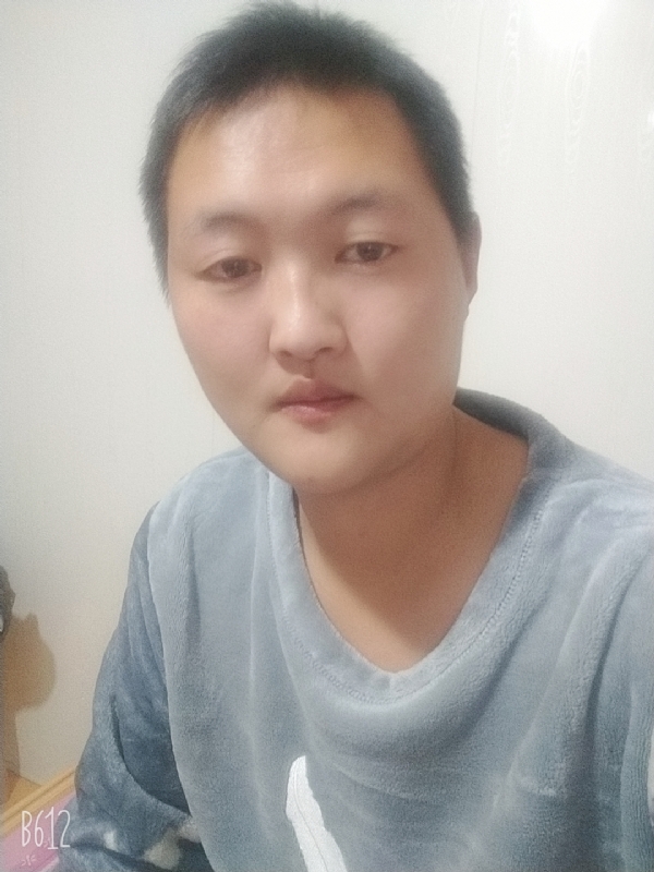 烟圈里透着伤的第二张照片--荆州相亲服务中心