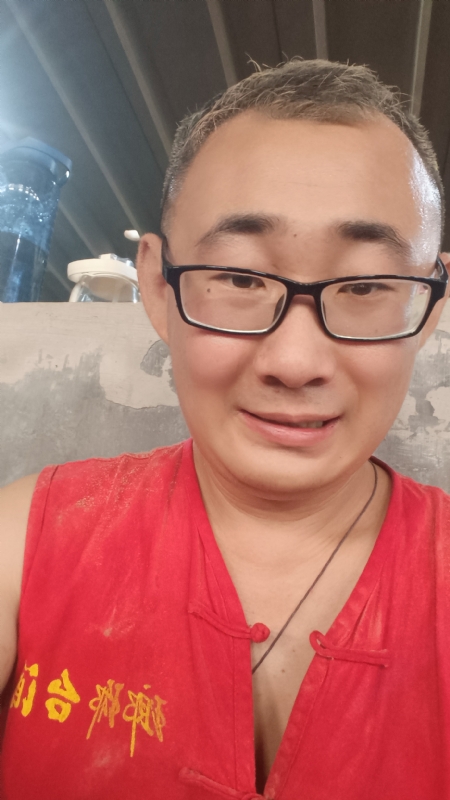 黑黑一笑的第二张照片--荆州相亲服务中心