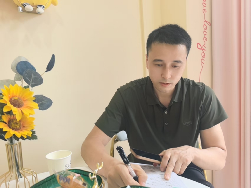笑看一切的第二张照片--荆州相亲服务中心