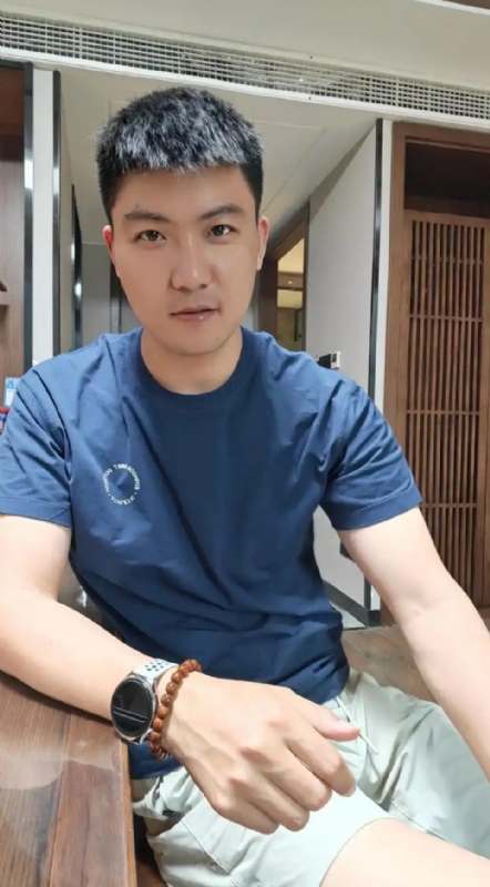 大鹏展翅的第一张照片--荆州相亲服务中心