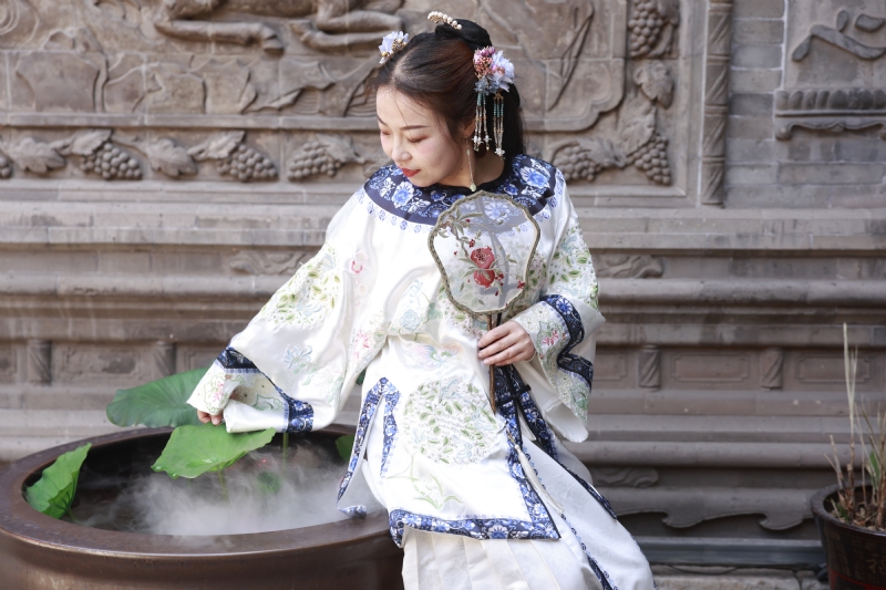 认真的雪的第一张照片--荆州相亲服务中心